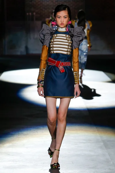 Look 10